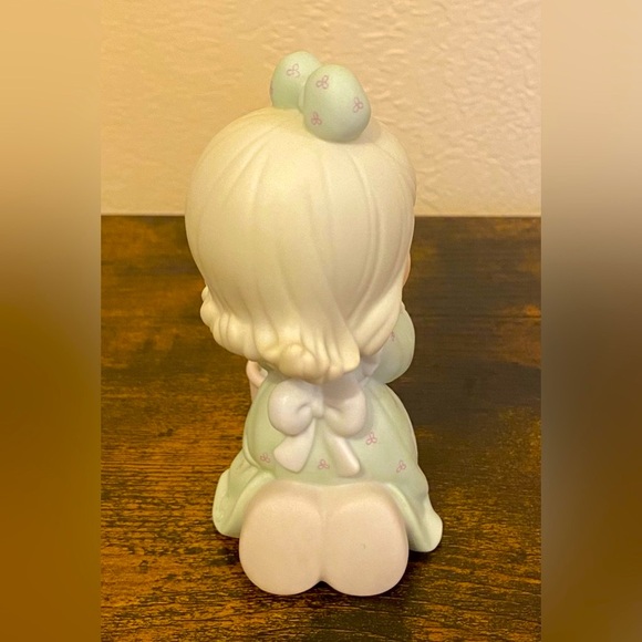 1994 Precious Moments Figurine. Artwork by the late Sam Butcher. - Picture 3 of 14